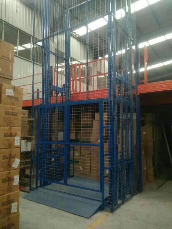 液压升降货梯_导轨式升降机_车间升降货梯青海省如**修