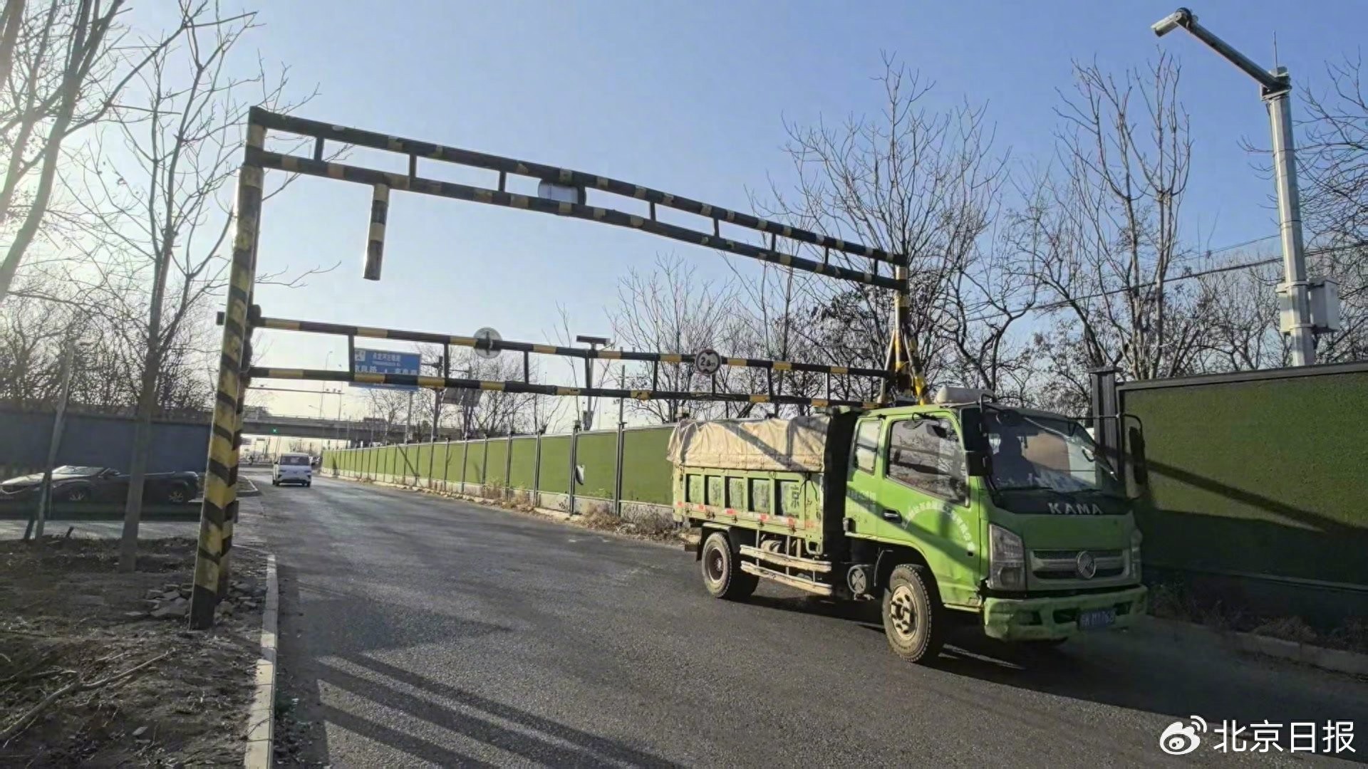 意外:永定河左堤路三超车疯狂横行？自动升降限高杆：该我出手收拾你们了